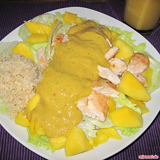 Hähnchen-Mango-Salat mit Currysauce