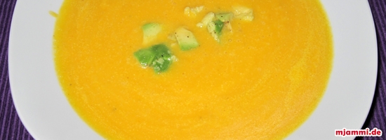 Möhrensuppe mit Kokosmilch, Ingwer und Avocado