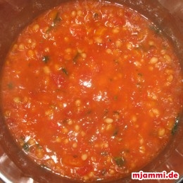   17. Τέλος αλατίζουμε καλά και καρυκεύουμε με λίγο πιπέρι και λίγη καυτερή πιπεριά και προσθέτουμε τρείς κουταλιές της σούπας ελαιόλαδο.  Έτοιμη ! Καλή όρεξη !