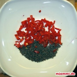 Ψιλοκομμένη καυτερή πιπεριά με μαύρους σπόρους μουστάρδας.