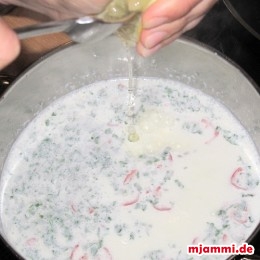 Wenn die Milch aufkocht, den Topf von der Herdplatte nehmen und sofort den Zitronensaft einrühren.