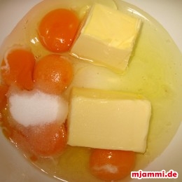 Eier, Butter und Salz miteinander verrühren.