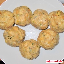 Das Gemisch gut durchkneten und etwa 6-7 Bällchen, mit angefeuchteten Händen, daraus formen.