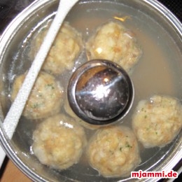 Die Knödel  für etwa 20 min. bei Köchelndem Wasser im Topf mit halbgeöffnetem Topfdeckel kochen lassen.