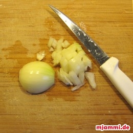 Die Zwiebel in kleine Würfel schneiden.