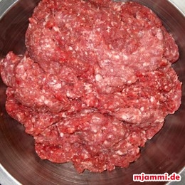 Als nächstes vermischen wir das Hackfleisch,