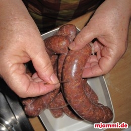 Anschließend muss man die Würstchen der Länge nach an 3 bis 4 Stellen mit einer Nadel oder einem Zahnstocher aufstechen, so das die Wurst der Breite nach durchgestochen wird.