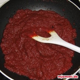 Für die Tomatensoße das Olivenöl erhitzen und dann alles reinrühren und kochen bis alles andickt.