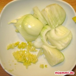 Zwiebeln in Ringe schneiden und Knoblauch dazupressen.