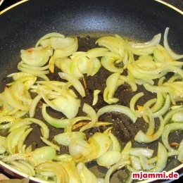 Für das Gemüse das Olivenöl erhitzen und als erstes die Zwiebeln ca. 1 Minute anschwitzen.