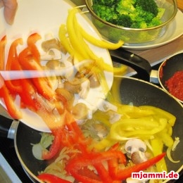 Die Hitze erhöhen und Brokkoliröschen, Champignons und Paprika dazugeben und etwa 2 Minuten garen.