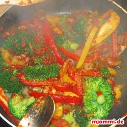 Tomatensoße unterheben und mit Salz und Chiliepulver abschmecken.