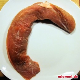 Das Schweinefleisch in 5 cm große Stücke schneiden.