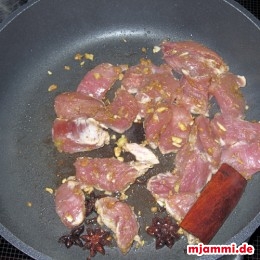 Das Öl in einer Pfanne erhitzen und dann den Sternanis, die Zimtstange und die Gewürznelken ungefähr 1 min anbraten. Das Fleisch hineingeben und ganz braun anrösten.