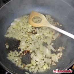 Zuerst die Zwiebel in kleine Würfel schneiden. Dann die Zwiebel mit dem Öl anbraten.