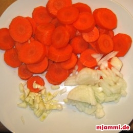 Karotten schälen und in dünne Scheiben schneiden. Zwiebel in kleine Würfel schneiden. Die Knoblauchzehe in kleine Würfel schneiden.