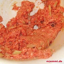 Zuerst das Hackfleisch, 1 Ei, 1 große Zwiebel, 1/2 TL Pfeffer, 1 TL Salz, 1/2 TL Paprikapulver kräftig vermischen.