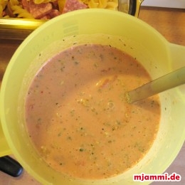 Σε ένα επιπλέον σκεύος ανακατεύουμε τις ντομάτες την κρέμα γάλακτος, τον ζωμό λαχανικών, αλάτι και το πιπέρι.