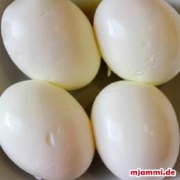Zuerst die Eier 6 Minuten im kochenden Wasser wachsweich kochen.