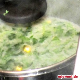 Soße kochen.