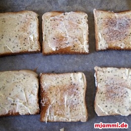 Dann das Toastbrot mit Remoulade bestreichen.
