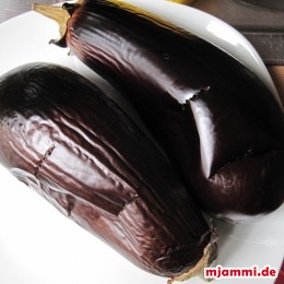 Die Auberginen mehrmals anstechen und im Ofen bei 200°C ca. 30 min braten.