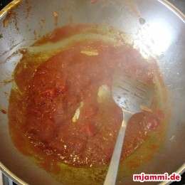 Nochmal 1 EL Öl im Wok erhitzen. Die zweite Hälfte der Tomaten, Kurkuma und Chiliepulver dazugeben und 1 Minute garen.