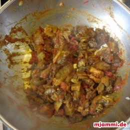 Das Auberginenfleisch unterrühren und das Curry garen bis die Masse angedickt ist.