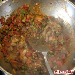 Die Zwiebel-Erbsen-Mischung dazugeben und nochmals 1 Minute auf höchster Hitze kochen.