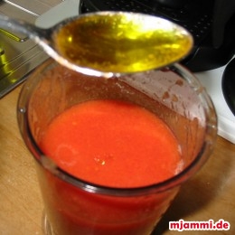 Das zweit Glas Tomatenmark mit 2 EL Öl verrühren und die Paprikaschoten übergießen.