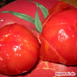 Für den Tomatenmark die frischen Tomaten kurz kochen, entschälen ...