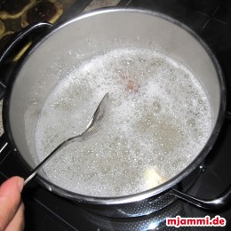 Den Topf zum Kochen bringen damit der Zucker schmilzt und der Sirup ein bisschen einkocht (etwa 5 Minuten). Den Zitronensaft hinzufügen und den Sirup etwas weiterköcheln lassen.