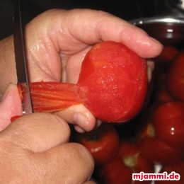 Die Tomaten 1 Minute in kochendes Wasser legen, dann läßt sich die Haut ganz leicht ablösen. Das tun wir dann auch.