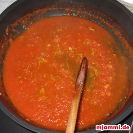 Die Sauce dann etwa 8-9 Minuten köcheln lassen, damit sie dickflüssiger wird (die Flüssigkeit der frischen Tomaten soll etwas verdampfen).