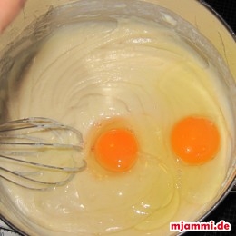 Σπάμε τα δύο αυγά και τα προσθέτουμε ανακατεύοντας.