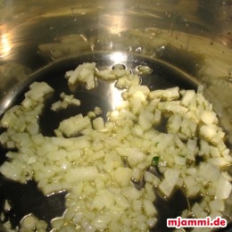 Βάζουμε το μισό λάδι να ζεσταθεί σε ένα τηγάνι και σοτάρουμε το ξερό κρεμμύδι.
