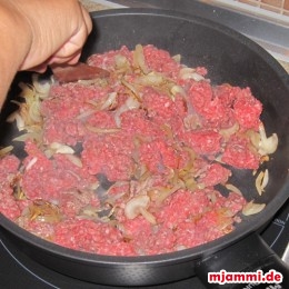 ... und das Hackfleisch mit etwas Wasser in die Pfanne geben, damit sich das Hackfleisch besser verteilt.