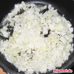 Die Butter in einer Pfanne schmelzen, Salz hinzugeben und die kleingeschnittenen Zwiebeln