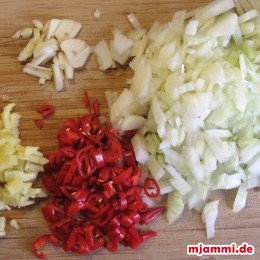 Ingwer, Chilieschote, Zwiebeln und Knoblauch kleinschneiden.