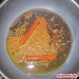 Daneben in einer Pfanne das Ghee erhitzen, Zimt und Kreuzkümmel dazugeben und 1/2 Minute anrösten. 