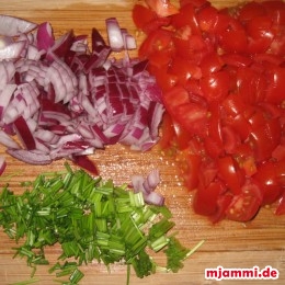 Zwiebeln, Schnittlauch und Tomaten kleinschneiden. 