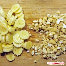 Die Bananen in Scheiben schneiden und die Cashewkerne kleinhacken.