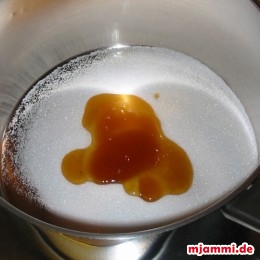 Nun können wir auch den Sirup vorbereiten indem wir die Tasse Zucker, mit der Tasse Honig und einer Tasse Wasser in einem Topf vermischen.