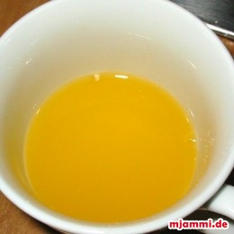 Eine halbe Tasse frischen Orangensaft.