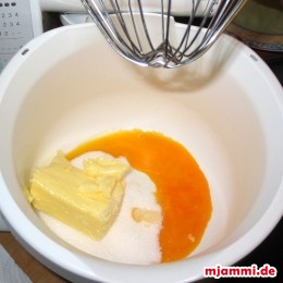 Das Eigelb mit der Butter und dem Zucker ganz schaumig schlagen (mit der Küchenmaschine etwa 10 Minuten).