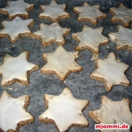     Nun das Eiweiß und den Puderzucker für die Glasur schaumig schlagen und die Sterne auf der einen Seite damit bestreichen.     Bei vorgeheiztem Backofen ohne Umluft bei 180ºC für 10 Minuten backen.  Fertig sind die Zimtsterne. Guten Appetit !