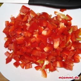 ... und die Paprika kleinschneiden.