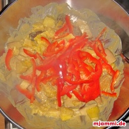 Den Tofu dazugeben und unter Rühren 2 Minuten anbraten. Dann die Paprika, Chiliestücken und Ananasstreifen hineingeben.