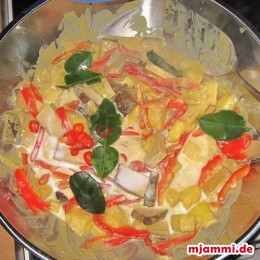 Übrige Kokosmilch und Kaffirlimettenblätter dazugeben und bei mittlerer Hitze offen ca. 4 Minuten kochen. Nach Belieben mit Sojasauce und Zucker abschmecken.