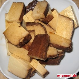 Tofu kleinschneiden und mit der Sojasauce marinieren.